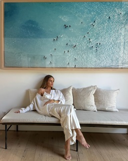 Rosie Huntington-Whiteley feet photo thumbnail