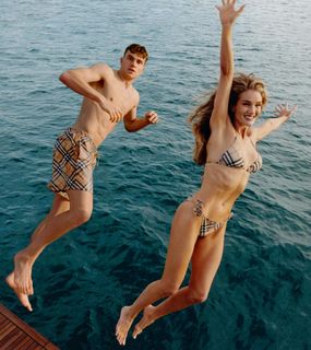 Rosie Huntington-Whiteley feet photo thumbnail
