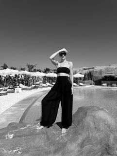 Rosie Huntington-Whiteley feet photo thumbnail