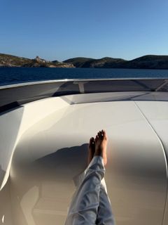 Rosie Huntington-Whiteley feet photo thumbnail