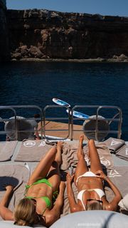 Rosie Huntington-Whiteley feet photo thumbnail