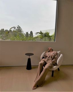 Rosie Huntington-Whiteley feet photo thumbnail