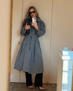 Rosie Huntington-Whiteley feet photo thumbnail