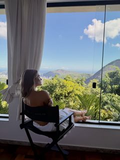 Rosie Huntington-Whiteley feet photo thumbnail