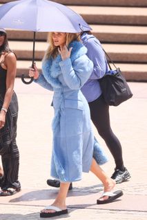 Rosie Huntington-Whiteley feet photo 1