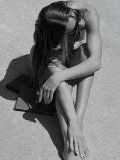Rosie Huntington-Whiteley feet photo 2