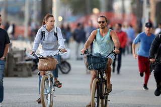 Rosie Jones feet photo thumbnail