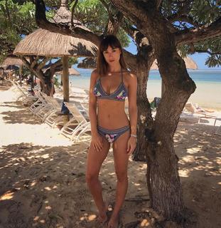 Rosie Jones feet photo thumbnail