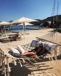 Rosie Jones feet photo thumbnail