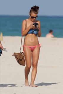 Rosie Jones feet photo thumbnail