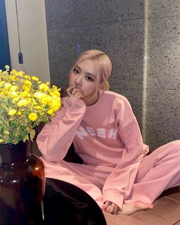 Rosé feet photo thumbnail