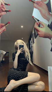 Rosé feet photo thumbnail
