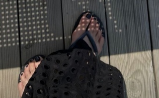 Rosé feet photo thumbnail
