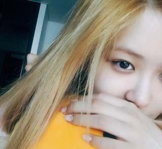Rosé feet photo thumbnail