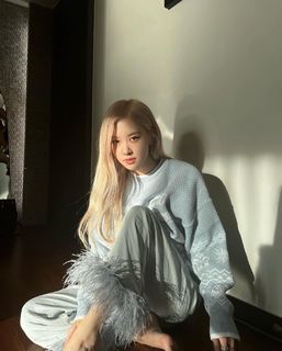 Rosé feet photo thumbnail