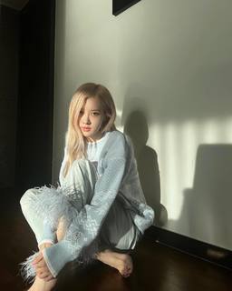 Rosé feet photo thumbnail
