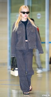 Rosé feet photo thumbnail