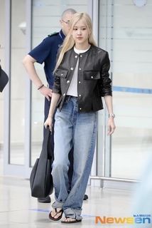 Rosé feet photo thumbnail