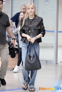 Rosé feet photo thumbnail