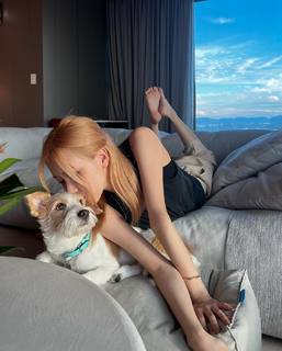 Rosé feet photo thumbnail