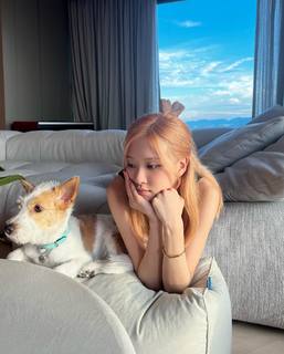 Rosé feet photo thumbnail