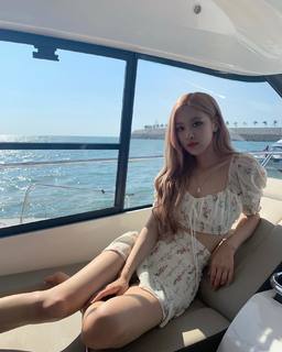Rosé feet photo thumbnail