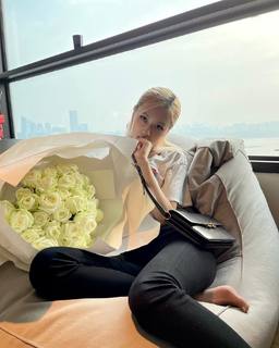 Rosé feet photo thumbnail