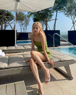 Rosé feet photo thumbnail