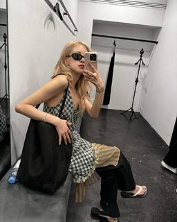 Rosé feet photo thumbnail