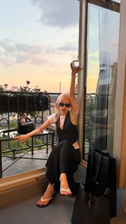 Rosé feet photo thumbnail