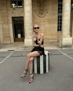 Rosé feet photo thumbnail