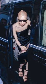 Rosé feet photo thumbnail