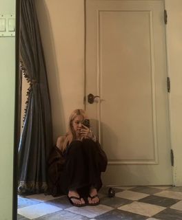 Rosé feet photo thumbnail