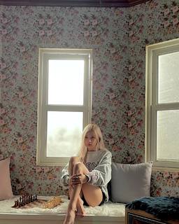 Rosé feet photo thumbnail