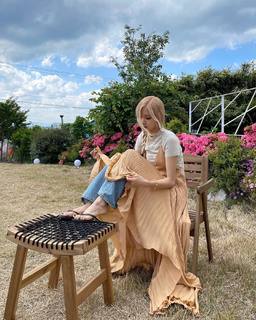 Rosé feet photo thumbnail