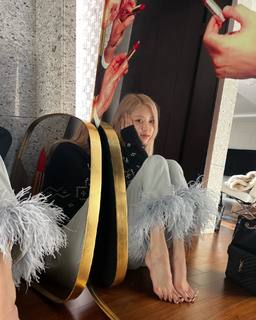 Rosé feet photo thumbnail
