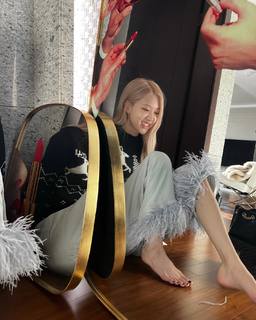 Rosé feet photo thumbnail