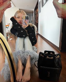 Rosé feet photo thumbnail