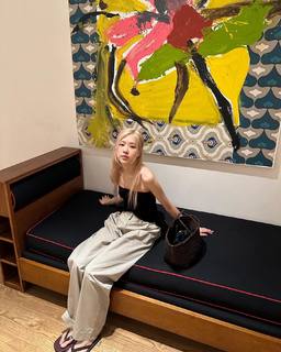 Rosé feet photo thumbnail