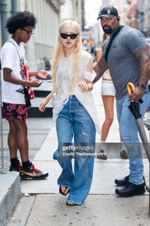 Rosé feet photo thumbnail