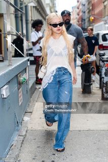 Rosé feet photo thumbnail