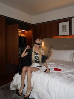 Rosé feet photo thumbnail