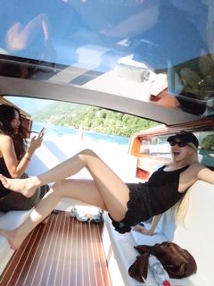 Rosé feet photo thumbnail