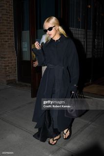 Rosé feet photo thumbnail