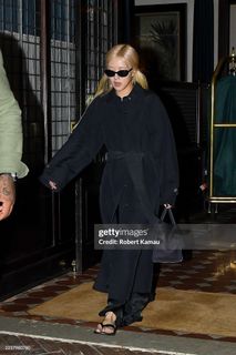 Rosé feet photo thumbnail