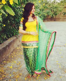 Rubina Dilaik feet photo thumbnail
