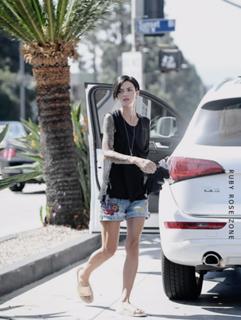 Ruby Rose feet photo thumbnail