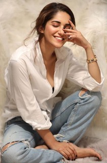 Ruhani Sharma feet photo 9