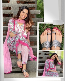 Ruhani Sharma feet photo 4