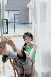 Ruonan Zhang feet photo 1